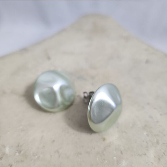 Vintage Pearlescent Mint Clip on Earrings made in Japan - Picture 5 of 6